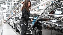 Eine Mitarbeiterin des Stuttgarter Autoherstellers Mercedes-Benz arbeitet in der Factory 56 im Merecdes-Benz Werk in Sindelfingen in der ...