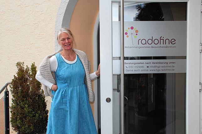 Hereinspaziert: Oktavia Kamra am Eingang des hebammengeleiteten Gesundheitszentrums Radofine im ehemaligen Café Scheffelhof.