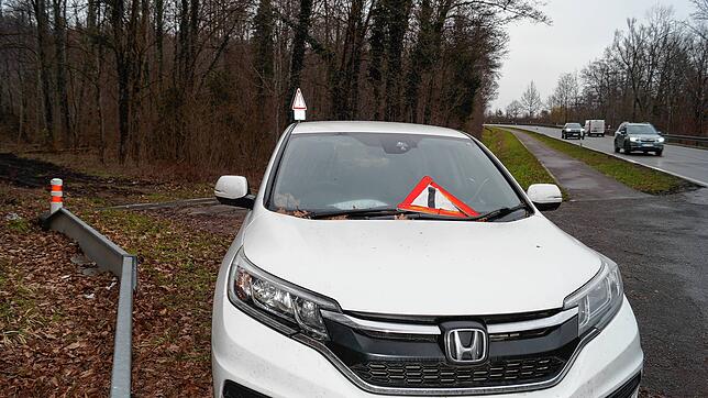 Kaputte Rückscheibe, Chaos im Fahrzeuginnern: Der weiße Honda mit britischem Kennzeichen an der Landesstraße&nbsp;201 zwischen Salem und ...