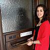 Joana Carreira wirft am 31. März ihre Bewerbungsunterlagen in den Briefkasten am Rathaus in Wutöschingen.