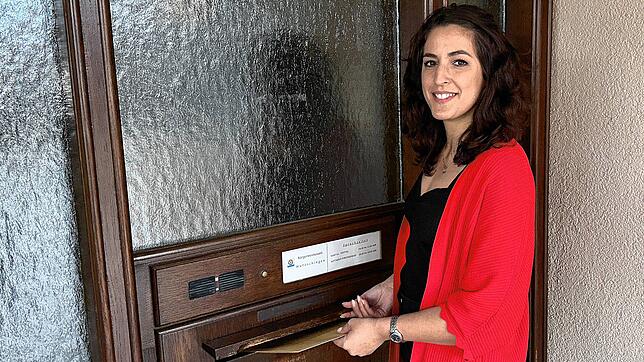 Joana Carreira wirft am 31. März ihre Bewerbungsunterlagen in den Briefkasten am Rathaus in Wutöschingen.