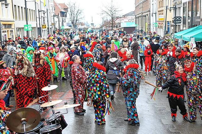 Bild 13: Fasnacht 2025 in Konstanz: Diese Bilder zeigen das bunte Narrentreiben auf der Marktstätte!