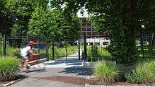Ein Eingang zum Büdingen-Areal: Ob hier ein Weg für die Öffentlichkeit entsteht, ist erneut Thema in der Verwaltung, unter den Räten ...