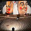 Bei der Arbeit &ndash; das Villinger Fasnetsgraffiti nimmt am Montagabend weiter Formen an.