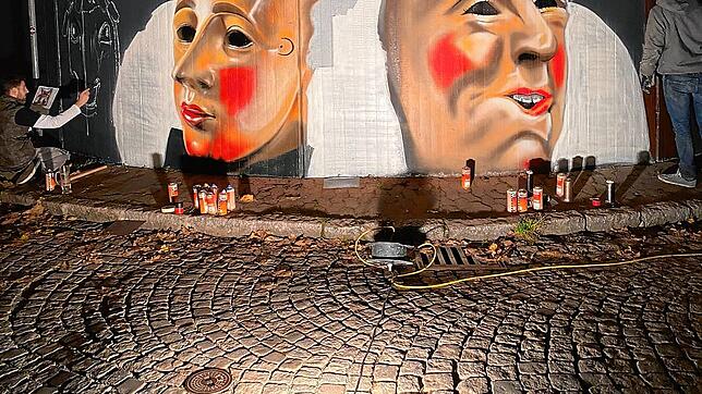 Bei der Arbeit &ndash; das Villinger Fasnetsgraffiti nimmt am Montagabend weiter Formen an.