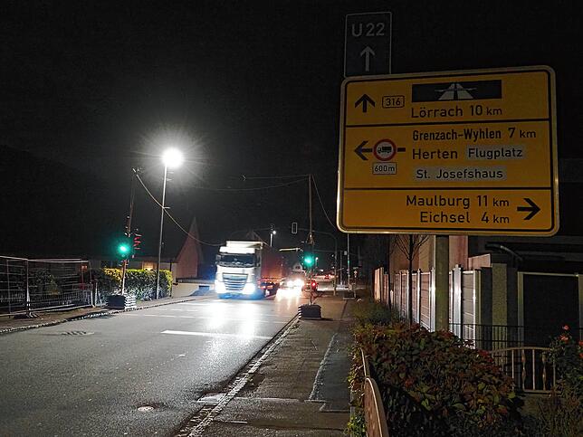 Die provisorische Ampel in Degerfelden ist ab 21 Uhr außer Betrieb.