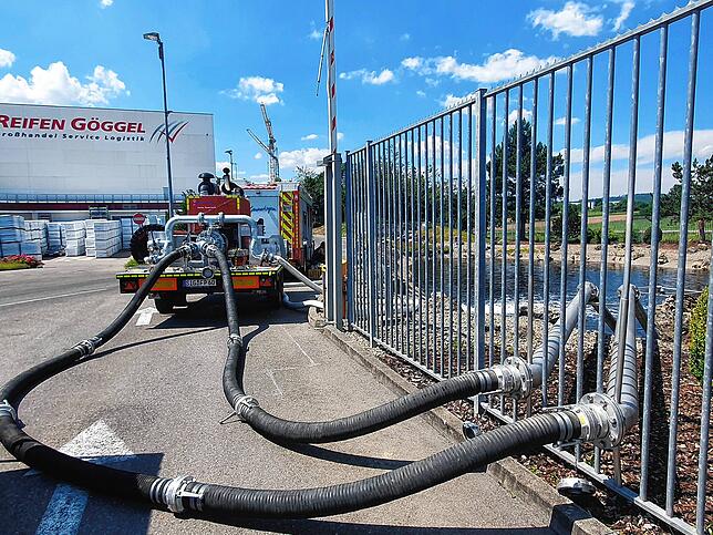 Die Feuerwehr pumpt Wasser.