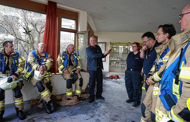 Nachbesprechung: Feuerwehrkommandant Peter Wolf (Vierter von links) bespricht im kleinen Kreis den Ablauf der Übung.