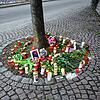 Die Gedenkstätte für Sabrina P. am Stadtwall wächst weiter. Immer wieder kommen Leute, um eine Minute inne zu halten oder weitere Kerzen ...