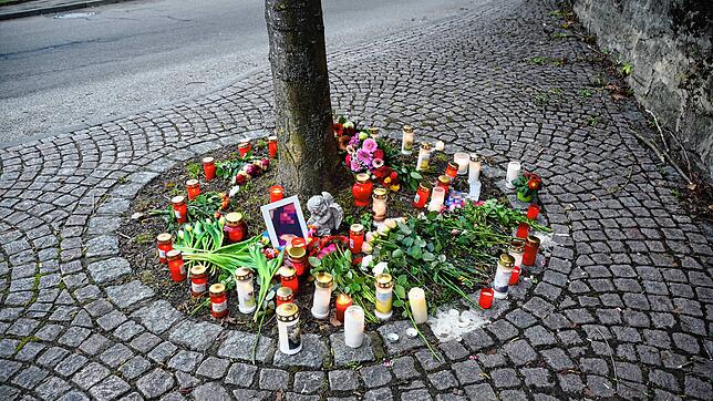Die Gedenkstätte für Sabrina P. am Stadtwall wächst weiter. Immer wieder kommen Leute, um eine Minute inne zu halten oder weitere Kerzen ...