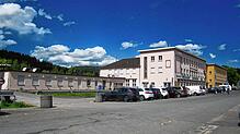 Bisherige Stellflächen am Bahnhof: Als Parkplatz für Bahnreisende steht vorerst der ehemalige Aesculap-Firmenparkpaltz zur Verfügung. ...