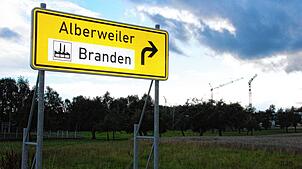 Im Gewerbegebiet Branden in Herdwangen ist der erste Container aufgestellt worden. Die beiden weiteren Container, die jetzt von der ...
