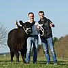 Stolz präsentieren die beiden Hobby-Züchter Rolf Jamrog und sein Sohn Florian ihre neuesten Zuwachs in der kleinen Herde schwarzer ...