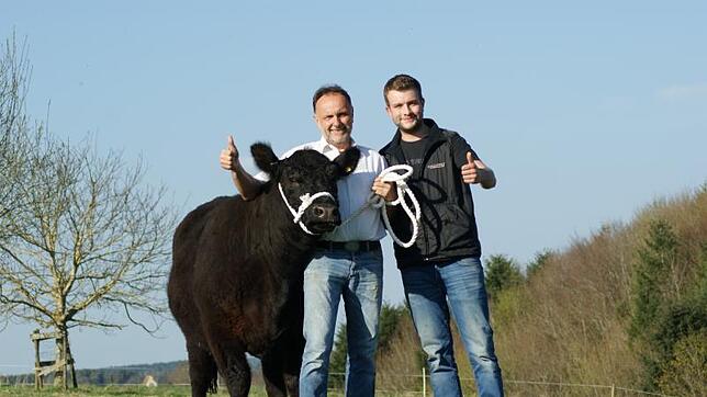 Stolz präsentieren die beiden Hobby-Züchter Rolf Jamrog und sein Sohn Florian ihre neuesten Zuwachs in der kleinen Herde schwarzer ...