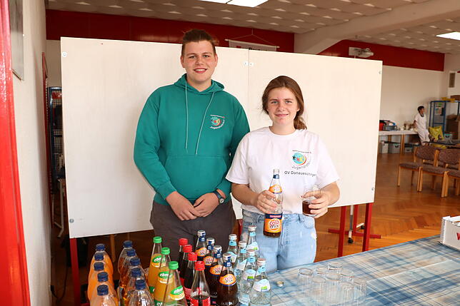 Luisa und Philipp Meyer gehören zum Jugendrotkreuz. Sie sorgen dafür, dass die Blutspender ihren Flüssigkeitshaushalt in Ordnung halten.