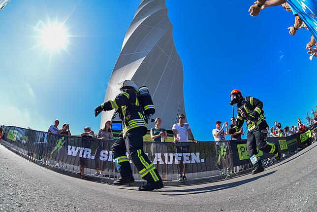 Für die Feuerwehrleute ist der Towerrun mit Atemschutzgeräten eine besondere Herausforderung.