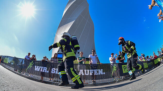 Für die Feuerwehrleute ist der Towerrun mit Atemschutzgeräten eine besondere Herausforderung.