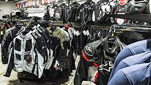 Die Auswahl an Jacken, Hosen und Helmen für Motorradfahrer ist riesig.