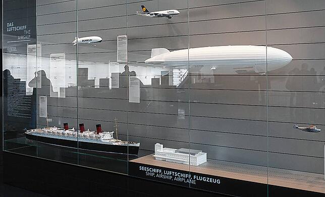 Bild 1: High Tech mit Blümchentapete: Ein Rundgang durch das Zeppelin Museum mit Direktorin Claudia Emmert
