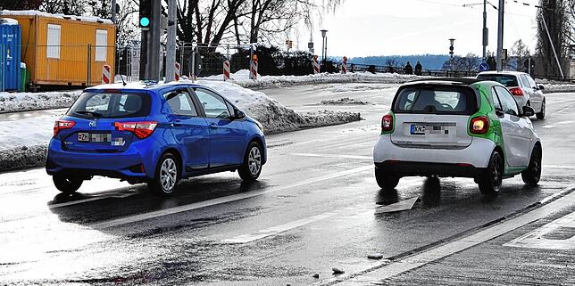 Im blauen Auto mit Schweizer Kennzeichen könnte auch jemand sitzen, der in der Schweiz lebt und in Konstanz arbeitet. Das ...