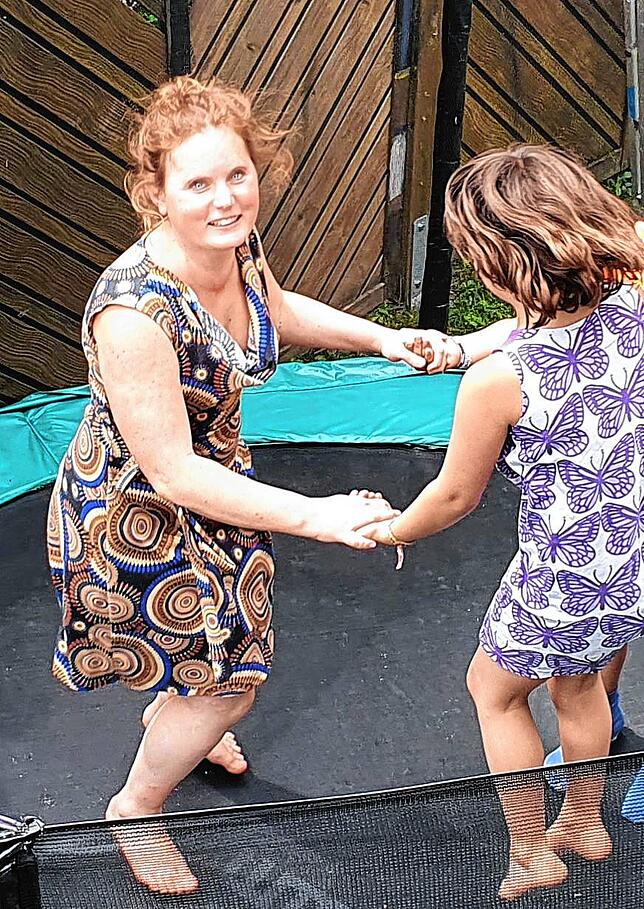 Anna Kratzer aus Waldshut ist Pflegemutter: Ida genießt es, mit ihrer Mama auf dem Trampolin zu hüpfen.