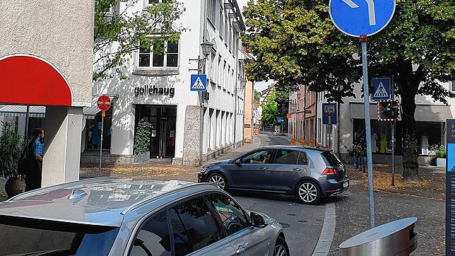 So ist&lsquo;s richtig: Jetzt steht der Linksabbiegepfeil vor der Kreuzung, womit ersichtlich ist, dass Autofahrer in die Grabenstraße ...