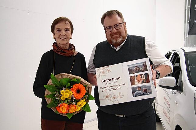 Einen Gutschein für eine Foto-Reportage im Wert von 2000 Euro übergibt Daniel Zaus von Foto Schilling Waldshut-Tiengen an Ilse Rogg aus ...