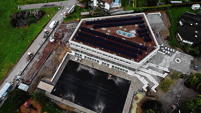 So sieht der Erweiterungsbau der Grund- und Werkrealschule Anfang Oktober aus der Luft aus.