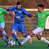 Nicht zu bremsen: Emanuel Ukaj (Mitte) setzt sich beim 2:1 der SF Schliengen gegen die SG Mettingen/Krenkingen hier gegen Tim Beck und ...
