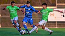 Nicht zu bremsen: Emanuel Ukaj (Mitte) setzt sich beim 2:1 der SF Schliengen gegen die SG Mettingen/Krenkingen hier gegen Tim Beck und ...