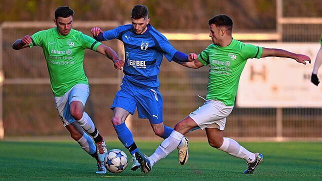 Nicht zu bremsen: Emanuel Ukaj (Mitte) setzt sich beim 2:1 der SF Schliengen gegen die SG Mettingen/Krenkingen hier gegen Tim Beck und ...