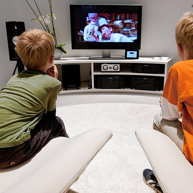 Die Verlockung kann für gestresste Eltern manchmal groß sein, ihren kleinen Kindern stundenlanges Fernsehen zu erlauben. Aber Claudia ...