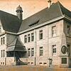 Die 1910 eröffnete Öflinger Schule. Das Foto entstand vermutlich 1911. Das alte Schulhaus wurde damals zum Bürgermeisteramt umgebaut. ...