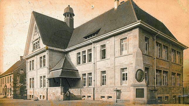 Die 1910 eröffnete Öflinger Schule. Das Foto entstand vermutlich 1911. Das alte Schulhaus wurde damals zum Bürgermeisteramt umgebaut. ...