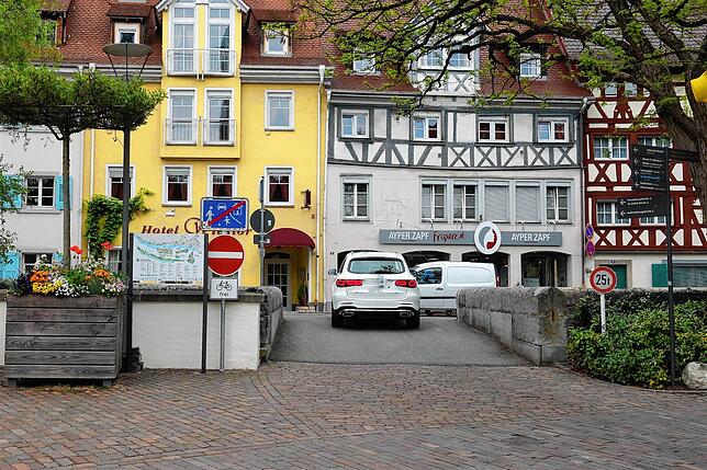 So besser nicht. Die Schilder verbieten die Durchfahrt, denn hier muss mit Gegenverkehr gerechnet werden.
