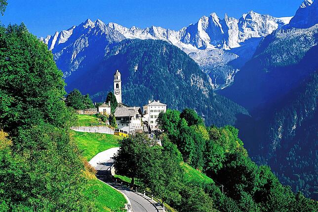 Soglio ist das berühmteste der schönen Dörfer im Bergell, einem der südlichsten Täler der Schweiz mit grandioser Gipfel-Kulisse. Die ...