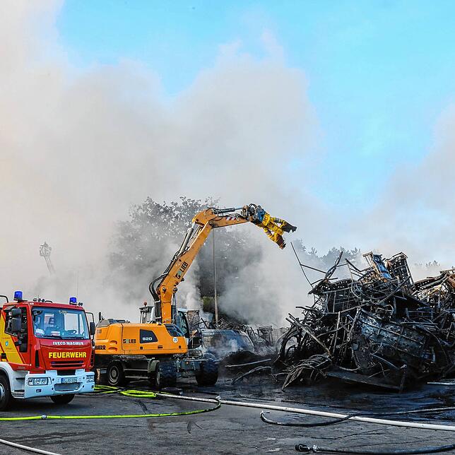 Lösch- und Aufräumarbeiten nach dem Großbrand auf dem Gelände von Reifen Göggel in Gammertingen Ende Juli 2022.