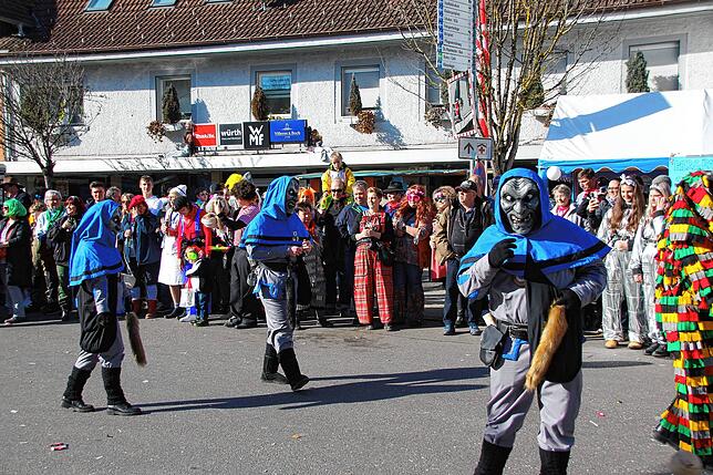 Bild 14: Bilder vom närrischen Treiben beim Treffen der Narren am Fasnachtsmontag in Stühlingen (Teil 2)