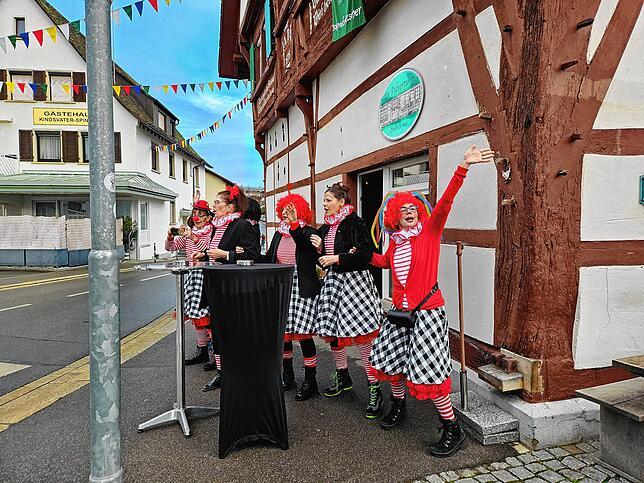 Bild 8: Schmotziger Dunschtig: Die Narren ziehen in Immenstaad durch die Straßen