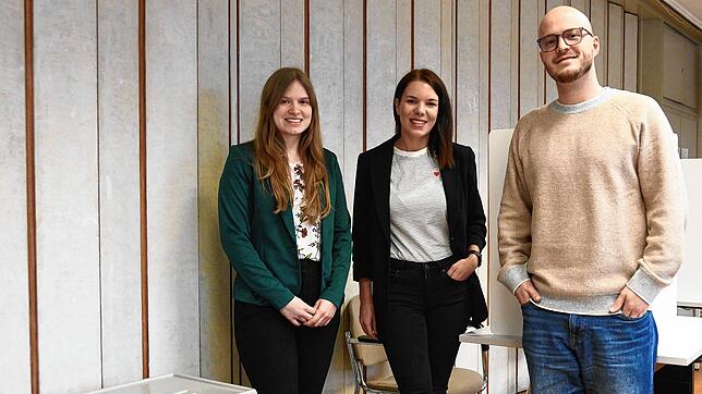 Zwischen Wahlurnen und -kabinen: Das Wahlteam der Singener Stadtverwaltung aus (von links) Katharina Terholsen, Wahlleiterin Vanessa ...
