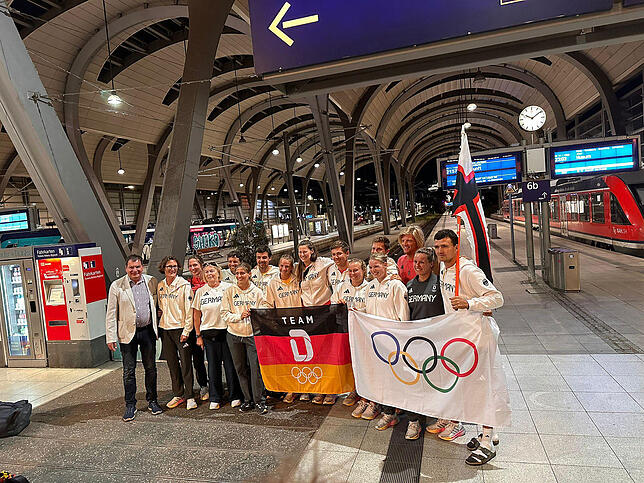 Team Deutschland im Reise-Outfit am Bahnhof.