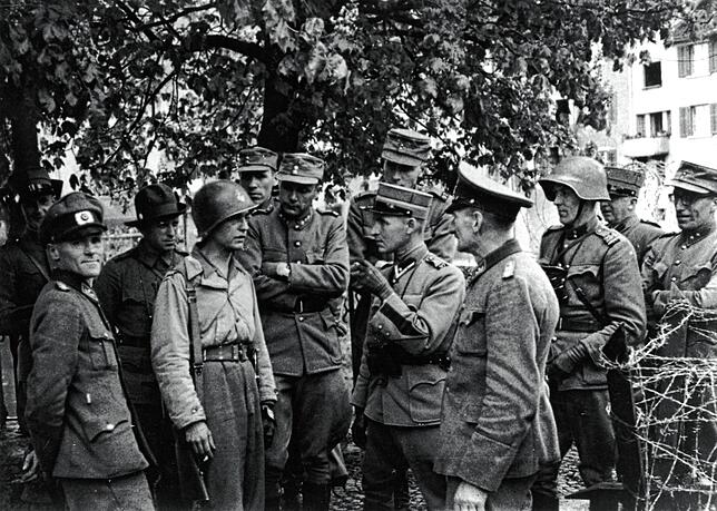 Deutsche Zöllner, Schweizer Zöllner, ein französischer Offizier und Schweizer Offiziere bei der Kapitulation von Laufenburg.
