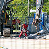 Mit schwerem Gerät lösen Arbeiter die mangelhaften Enden der Betonkappen an der Tiengener Brücke in der Feldbergstraße.
