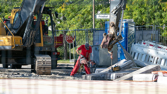 Mit schwerem Gerät lösen Arbeiter die mangelhaften Enden der Betonkappen an der Tiengener Brücke in der Feldbergstraße.