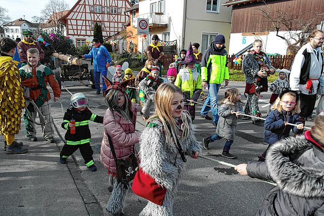 Narrenbaumstellen der Katzenzunft Kippenhausen. Traditionsgemäß ziehen die Kinder den Baum. Bild: Claudia Wörner