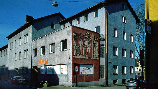 Das Vereinshaus war über Jahrzehnte eine Stätte für kulturelle und gesellige Anlässe für die Stadtbevölkerung. Das Plakat an der Fassade ...