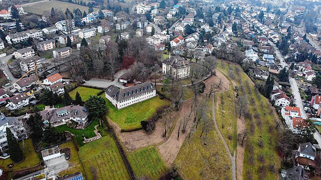 Park und Schloss Rauenstein von Südwesten her betrachtet. Dieses Bild macht deutlich, dass der zum Schloss gehörende Park sich weit in ...