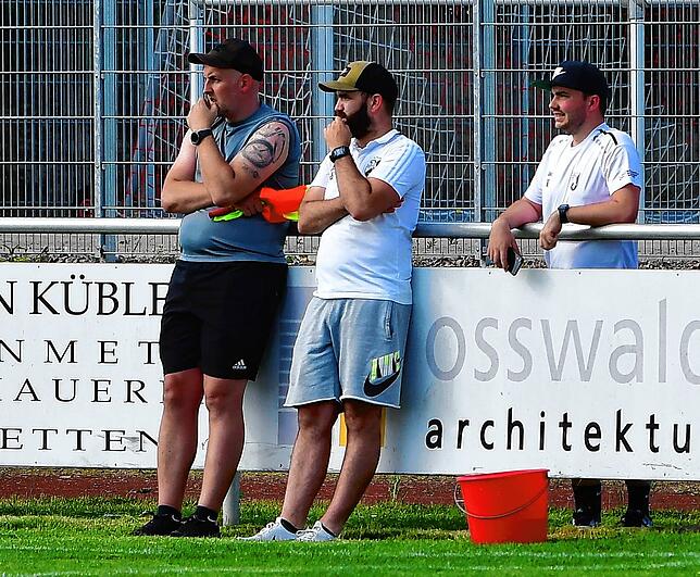 FC Erzingen, was nun? Beim glücklichen 1:1 des FC Erzingen in Jestetten wirkten Trainer Klaus Gallmann und seine Assistenten Michael ...