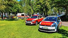 Einsatzort Strandbad Dingelsdorf: Die Fahrzeuge der DLRG und der Feuerwehr weisen auf die großangelegte Suche nach dem Sechsjährigen hin.