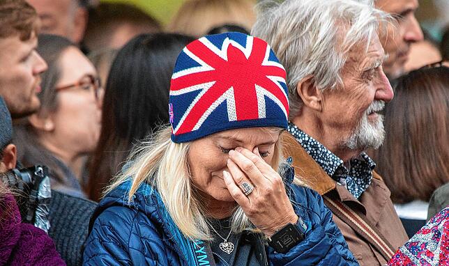 Abschied von der Königin: Hunderttausende Menschen auf den Straßen erwiesen Elizabeth II. die letzte Ehre. Das Staatsbegräbnis für die ...